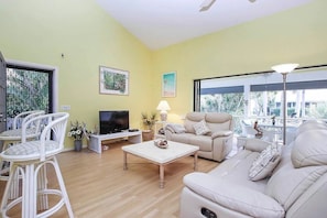 Smart TV, books, printers - Charming Beach Cottage. Walk to Beach, on Bike Path, Screened Porch, Heated Pool (Sanibel)