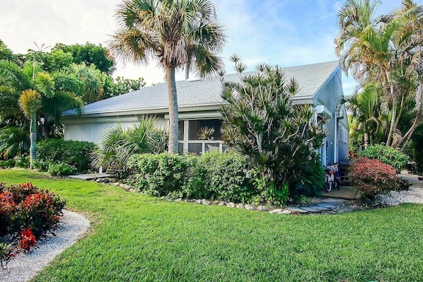 Property grounds - Charming Beach Cottage. Walk to Beach, on Bike Path, Screened Porch, Heated Pool (Sanibel)