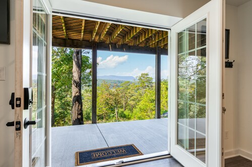 Riverfront Oasis with Mountain Views, close to town 