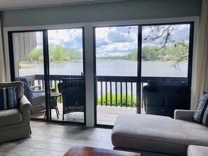 Smart TV, videogiochi, lettore DVD, libri