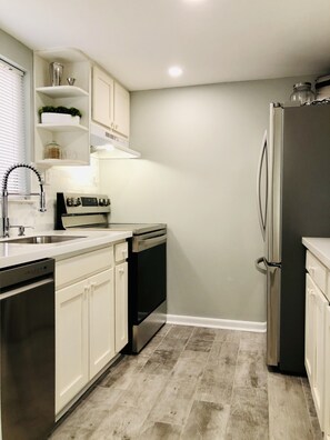 Frigorifero, microonde, forno, piano cottura