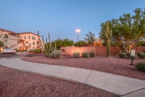 Un quartier résidentiel où se trouve un immeuble portant l’adresse « 27501 N. Lake Pleasant Pkwy, Peoria, AZ 85383 ».