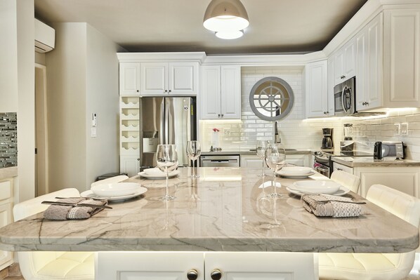 Comedor y isla de cocina 