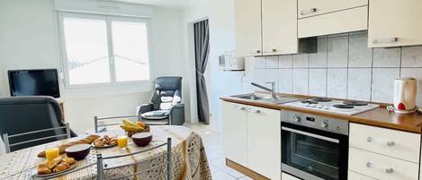 Fridge, microwave, oven, coffee/tea maker