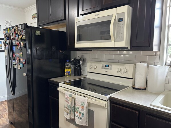Fridge, microwave, oven, stovetop - Sleeps 6 nr GPT / Biloxi beaches Pet Friendly Fenced Back Yard Outdoor Kitchen (Gulfport)