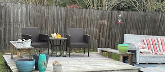 Sleeps 6 nr GPT / Biloxi beaches Pet Friendly Fenced Back Yard Outdoor Kitchen