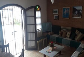 Smart TV, DVD player, livros