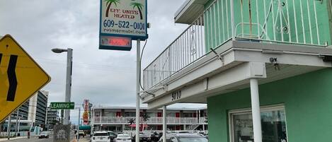 Vista frontal de la propiedad