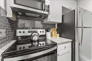 Refrigerador, microondas, horno y parrilla de estufa