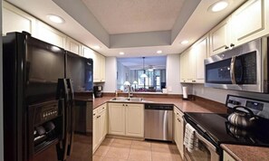 Fridge, microwave, oven, stovetop - Shorewalk "A Little Piece of Paradise" close to beaches, golf, restaurants, IMG (Bradenton)