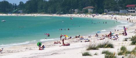 In Strandnähe, Liegestühle, Strandtücher