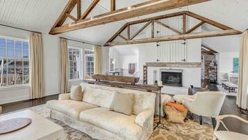 Télévision, cheminée, table de tennis de table, imprimantes