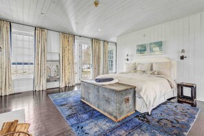 5 bedrooms, desk, WiFi, bed sheets