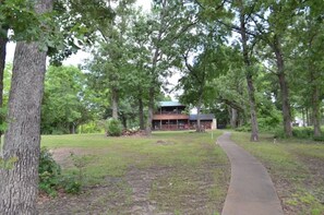Property grounds - Waterfront Cabin on Lake Fork~private ramp, open-air dock & lift. Pet friendly! (Alba)