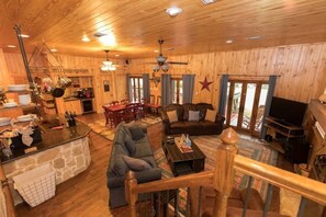 Smart TV, fireplace - Waterfront Cabin on Lake Fork~private ramp, open-air dock & lift. Pet friendly! (Alba)