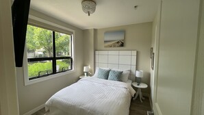 Unclassified image, 2 of 15, button - Sunny Side Condo w/ pool - 5 min walk to the beach (Kelowna)