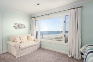 Smart TV, fireplace, stereo