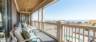 Footprints On The Sand: Oceanfront, Pool & Tiki Bar!