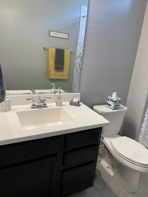 Duschwanne, Haartrockner, Handtücher, Seife