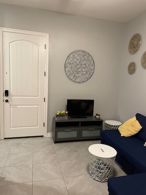 TV - Beautiful attached clean Casita with a separate entrance -No animals allowed (Queen Creek)