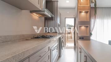 Quarto | Cozinha privada | Micro-ondas, fogão, cooktop, panela elétrica de arroz