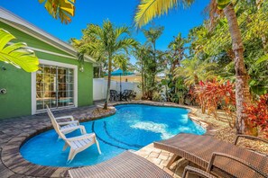 A heated pool - Key Lime Cottage by Beach Boutique Rentals (Holmes Beach)