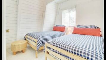 4 habitaciones, escritorio y tabla de planchar con plancha