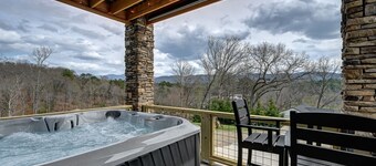 Mon Trèsor, Mountain Views with hot tub and deck