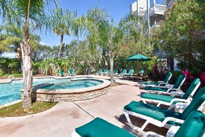 A pool area with lounge chairs and a hot tub. - Casa Del Mar C279 in Galveston (Galveston)