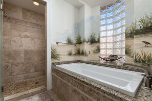 Badewanne, Haartrockner, Handtücher