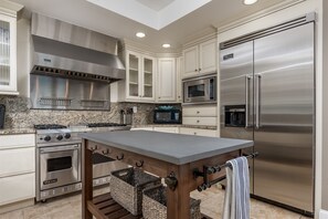 Fridge, microwave, oven, stovetop - Oceanfront *PENTHOUSE* w/ Private Oceanfront Hot Tub! FREE Linens/Towels, Park 3 (Ocean City)
