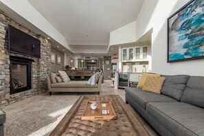 TV - Oceanfront *PENTHOUSE* w/ Private Oceanfront Hot Tub! FREE Linens/Towels, Park 3 (Ocean City)