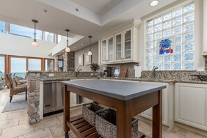 Fridge, microwave, oven, stovetop - Oceanfront *PENTHOUSE* w/ Private Oceanfront Hot Tub! FREE Linens/Towels, Park 3 (Ocean City)