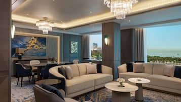 Suite, 1 letto king, vista mare (Opera) | Area soggiorno | TV LED 65 pollici con canali satellitari, TV