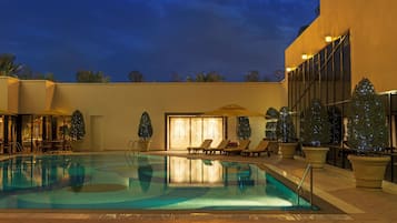 Piscina externa, salva-vidas no local