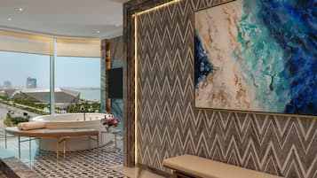 Suite, 1 très grand lit, vue baie (Amiri) | Salle de bain | Douche, douche à « effet pluie », sèche-cheveux, peignoirs