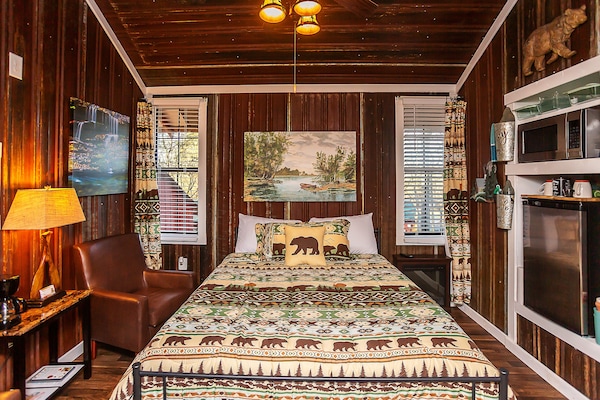 Cabin tiện nghi đơn giản | Trang trí khác biệt, trang bị nội thất với thiết kế riêng biệt