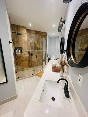 Shower, towels - Tritons 360 View (Primo Tapia)