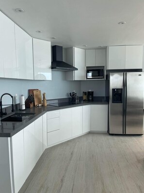 Refrigerador, microondas, horno y parrilla de estufa 