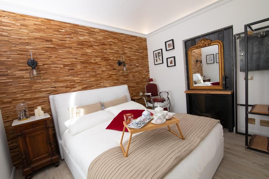 1 habitación, tabla de planchar con plancha y cuna de viaje 