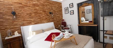 1 habitación, tabla de planchar con plancha y cuna de viaje