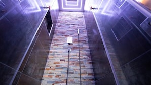 A narrow, tiled corridor with a stone wall at the end and a small window. - House La Dimora del Barbiere Catania (Catania)
