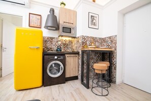 Kühlschrank, Mikrowelle, Ofen, Herdplatte