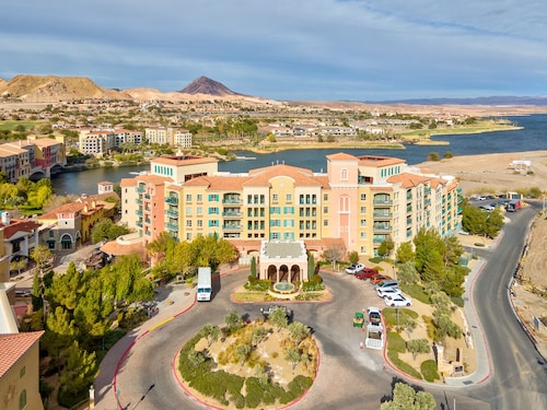 2BD/2BA Lake Las Vegas Oasis with Balcony