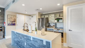 冰箱、微波炉、烤箱、炉灶