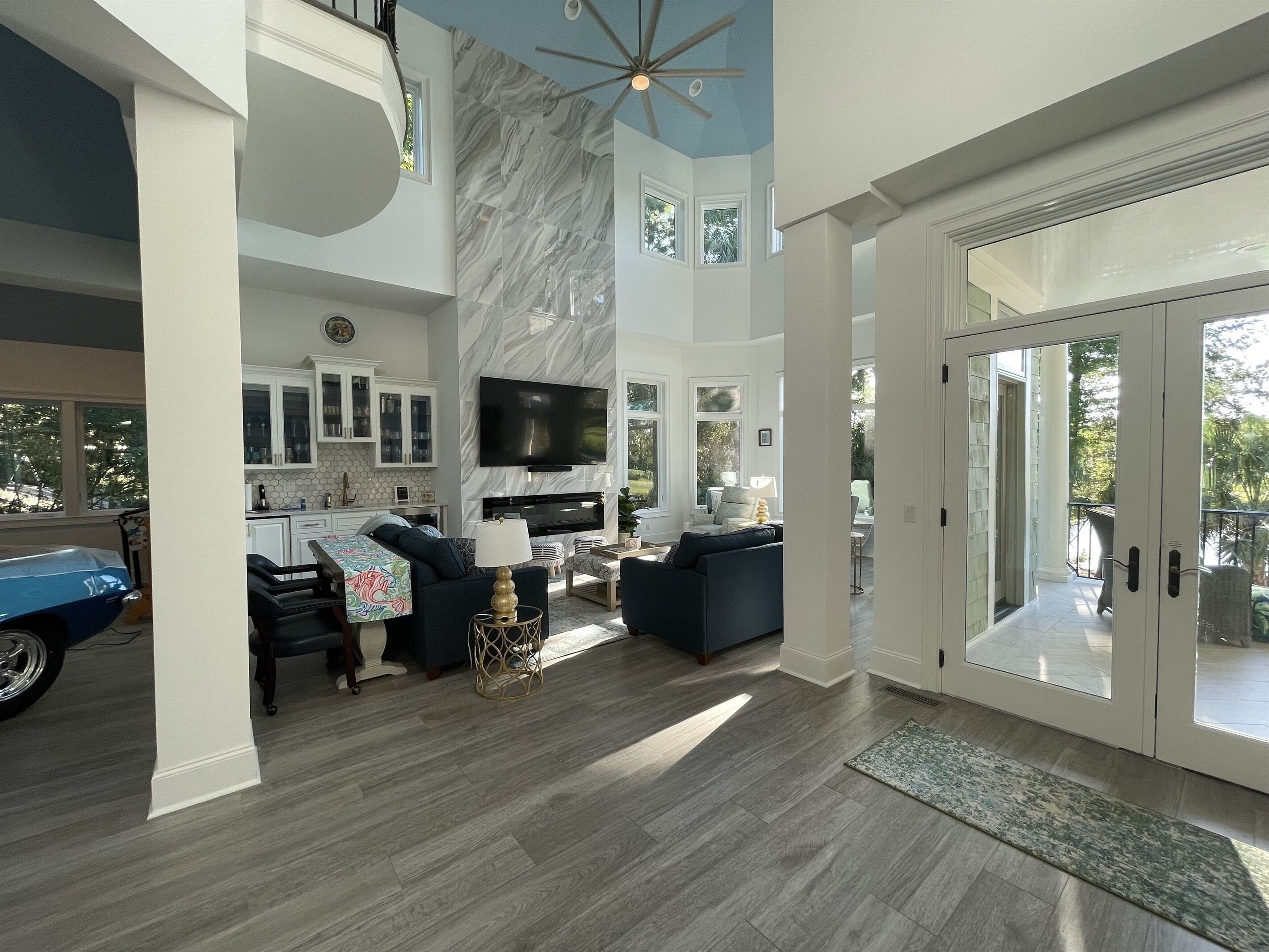 Televisor intel·ligent, llar de foc, videojocs i futbolí 