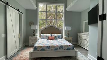 7 habitaciones, escritorio y tabla de planchar con plancha