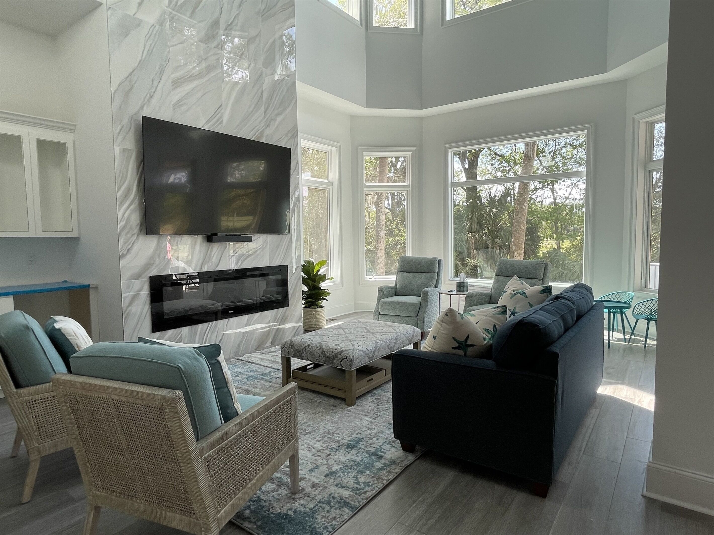 Televisor intel·ligent, llar de foc, videojocs i futbolí 