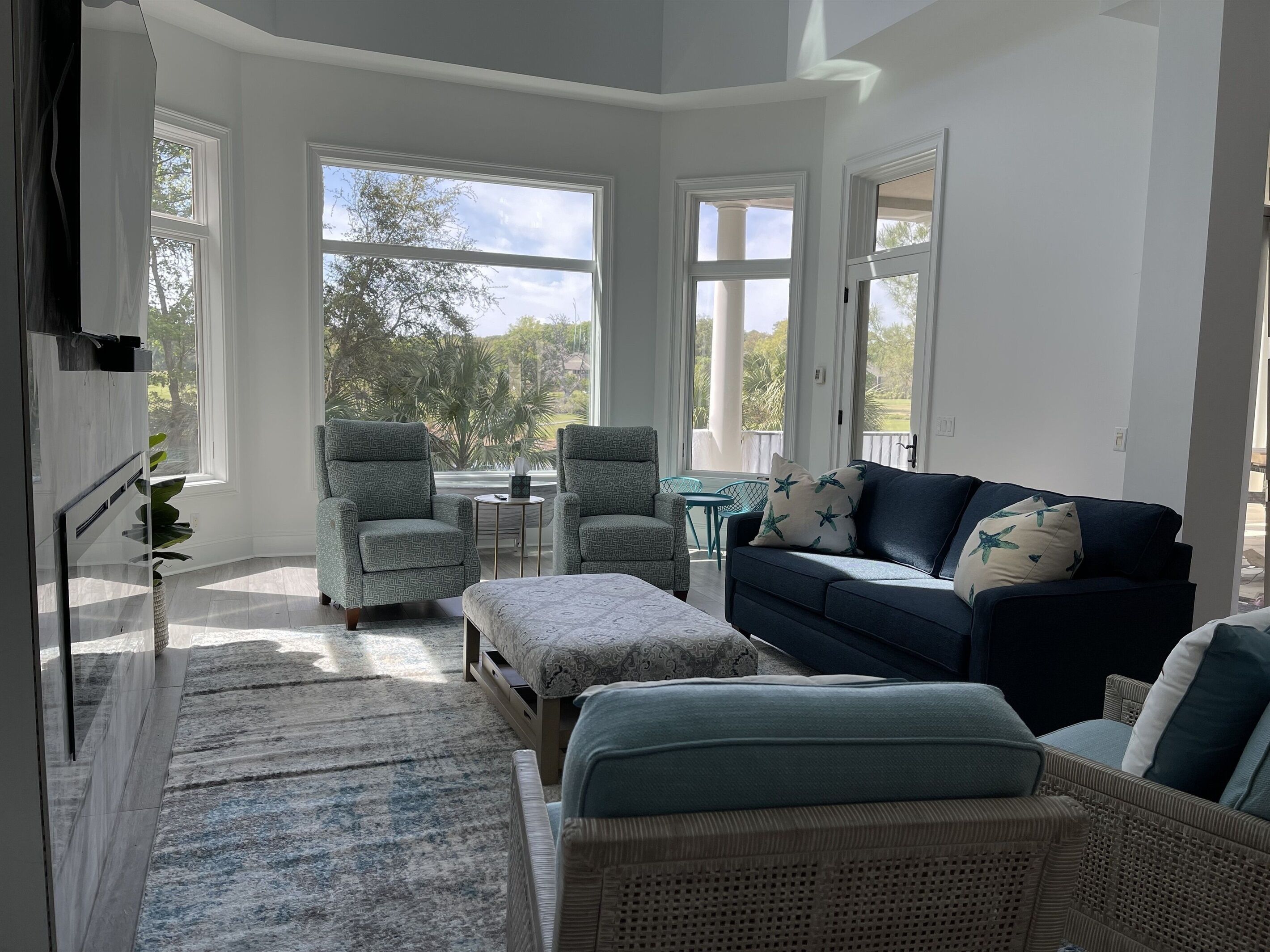 Älytelevisio, takka, videopelejä, pöytäjalkapallopöytä