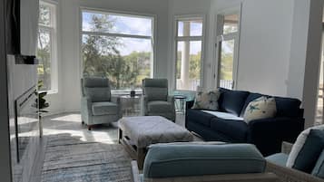 Een smart-tv, een open haard, videogames en tafelvoetbal